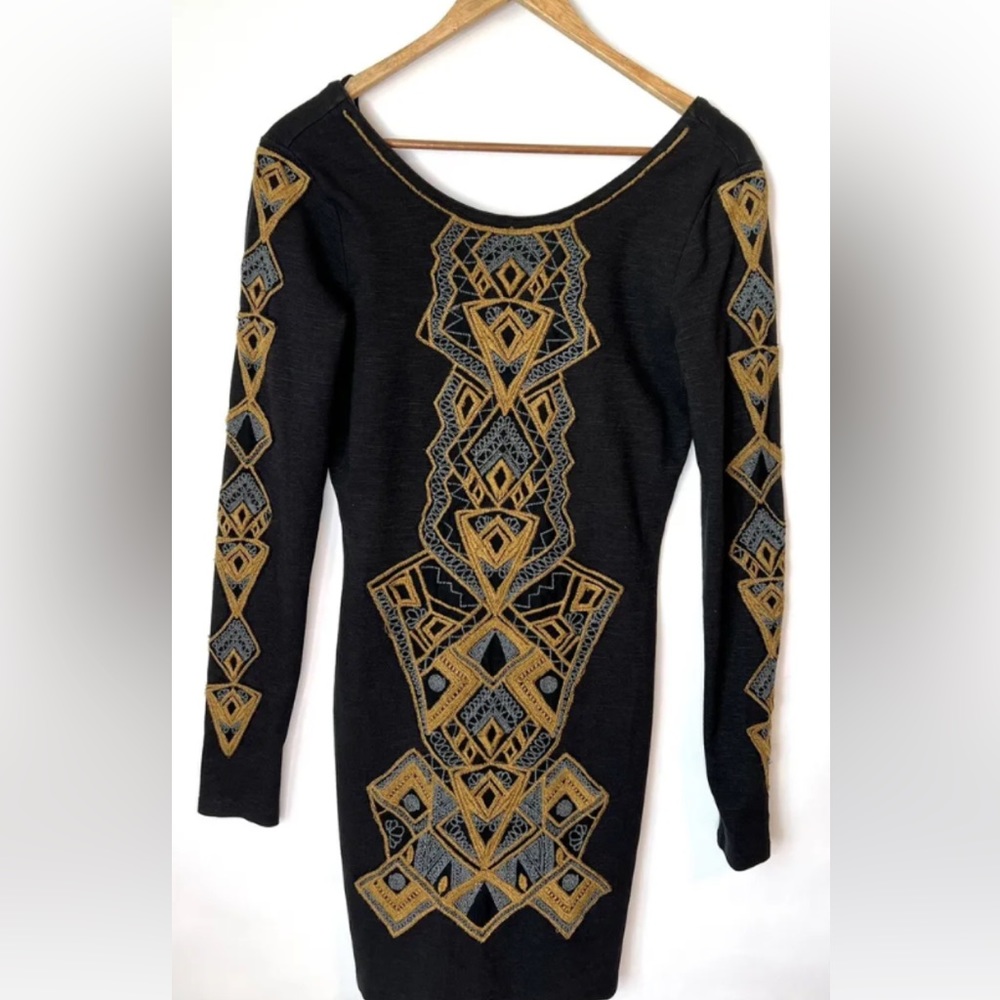 Monroe & Main Embroidered Low Back Dress. Silhouette style long sleeves. Size XL